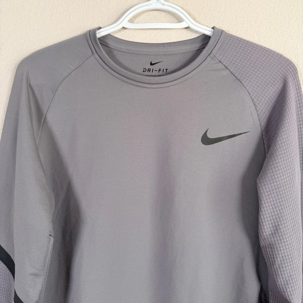 Nike Dri-FIT‎ Training Shirt Mens M Gray Waffle Knit Long Sleeve Kangaroo Pocket